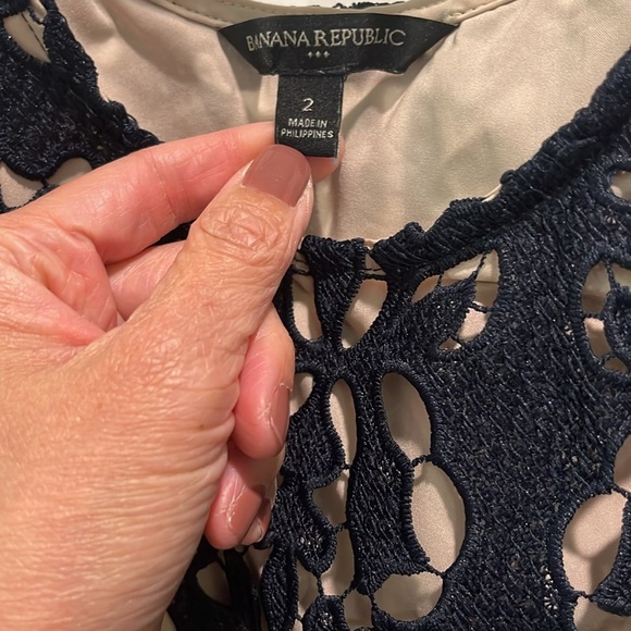 Elegant Black and Cream Lace Dress - Picture 2 of 4